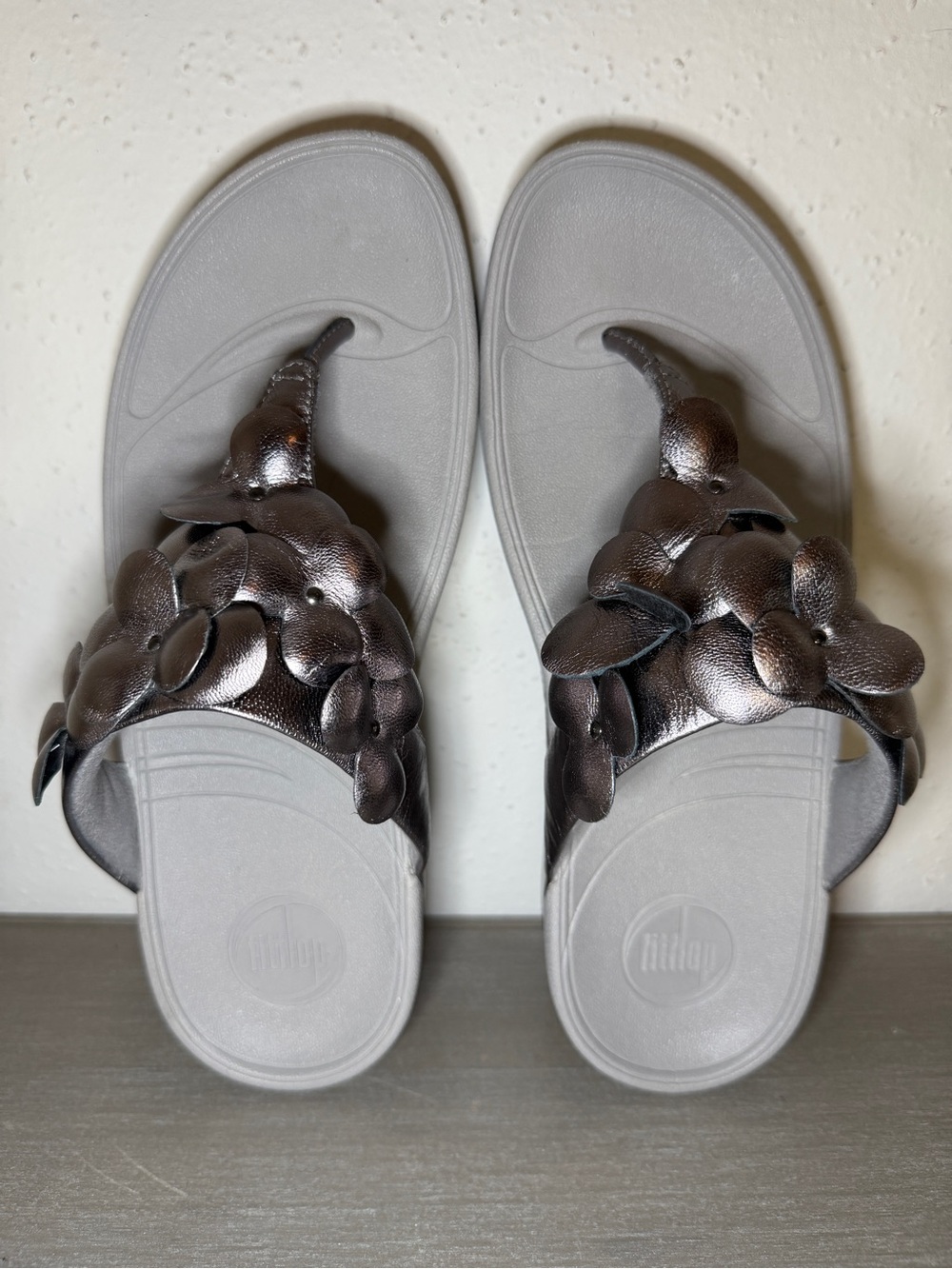 FitFlop Fleur Silver/Pewter Flower Comfort Wedge Flip Flop Thong Sandals US 6 - Picture 4 of 9